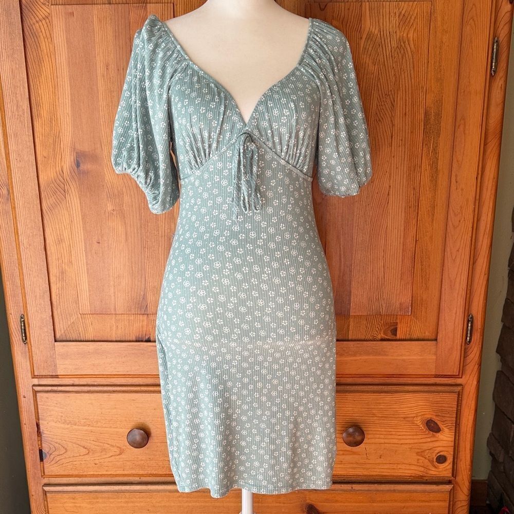 Mistyrose Elegant Green Floral Dress.  Stretchy.  Comfortable.  Sweet.  Size L.
